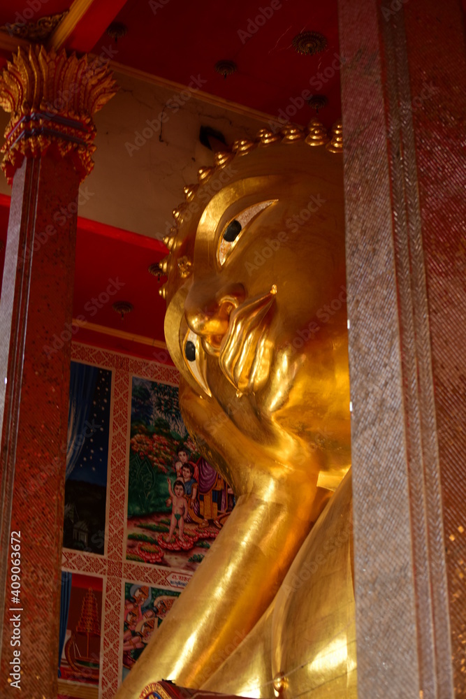 Obraz premium Golden statue of buddha in temple, Thailand 