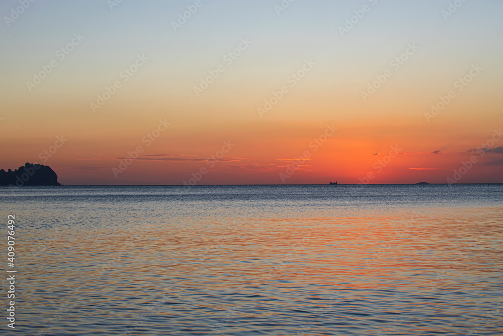  Sunset sea The sky is orange