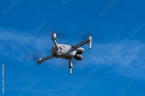 Fototapeta Naklejka Na Ścianę i Meble -  Fliegender Quadrocopter, ferngesteuerte Drohne mit Kamera, Bayern, Deutschland, Europa