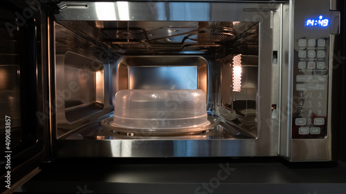 Interior de horno de microondas con reloj digital al frente