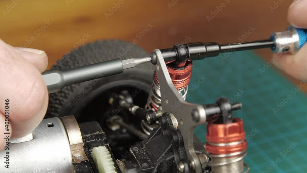 Video „Closeup radio control model buggy car. The hands of the master