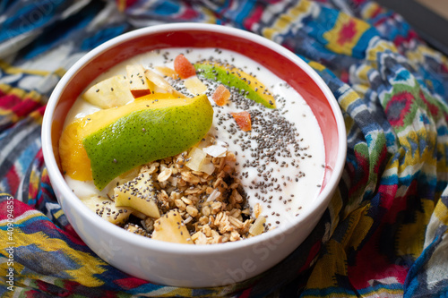 Desayuno de Yogurth con granola, frutas y semillas de chia