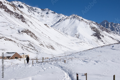 Montañas con manto blanco de nieve en Mendoza, Argentina