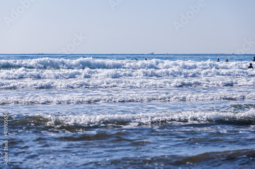 湘南の海岸に打ち寄せる波と水平線
