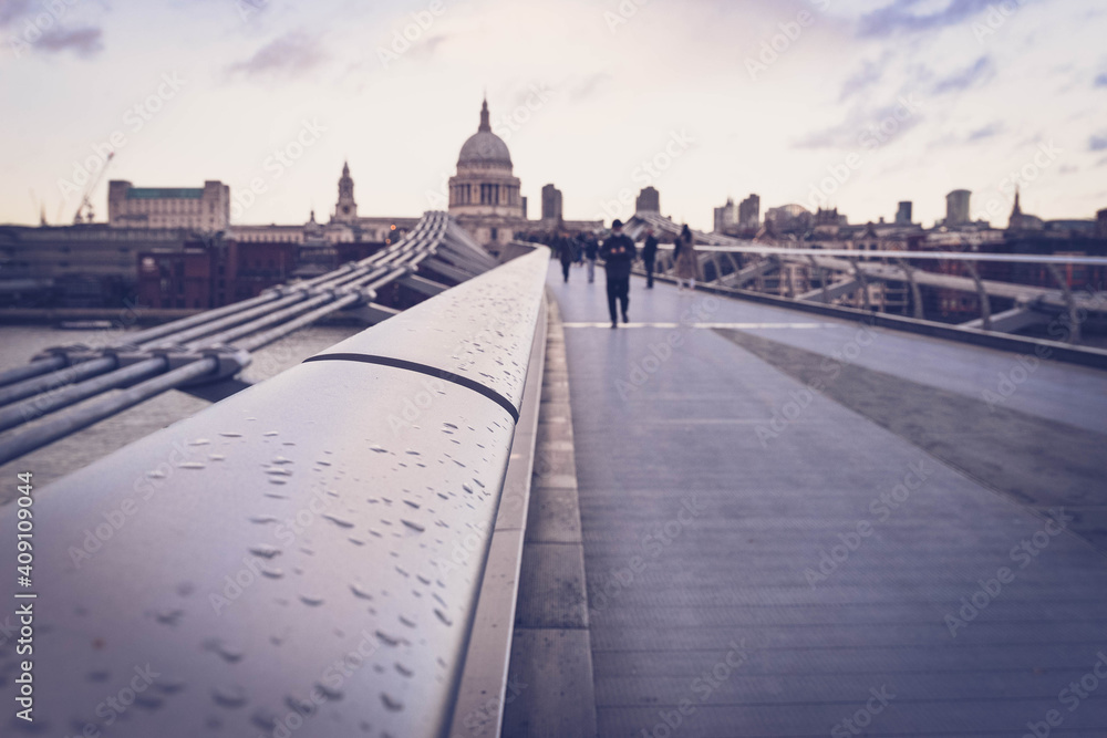 Obraz premium The Bridge to St Paul's Cathedral