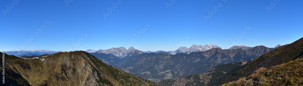 Panorama am Himmeleck über die Niederen Tauern, Eisenerzer Alpen und  Gesäuse in der Steiermark, Österreich