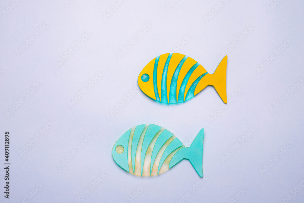 Naklejka premium Toys on the bathroom wall . Toys in the bathroom . Toys with suction cups . Blue background. Copy space. The article is about games in the bath. Children's leisure.