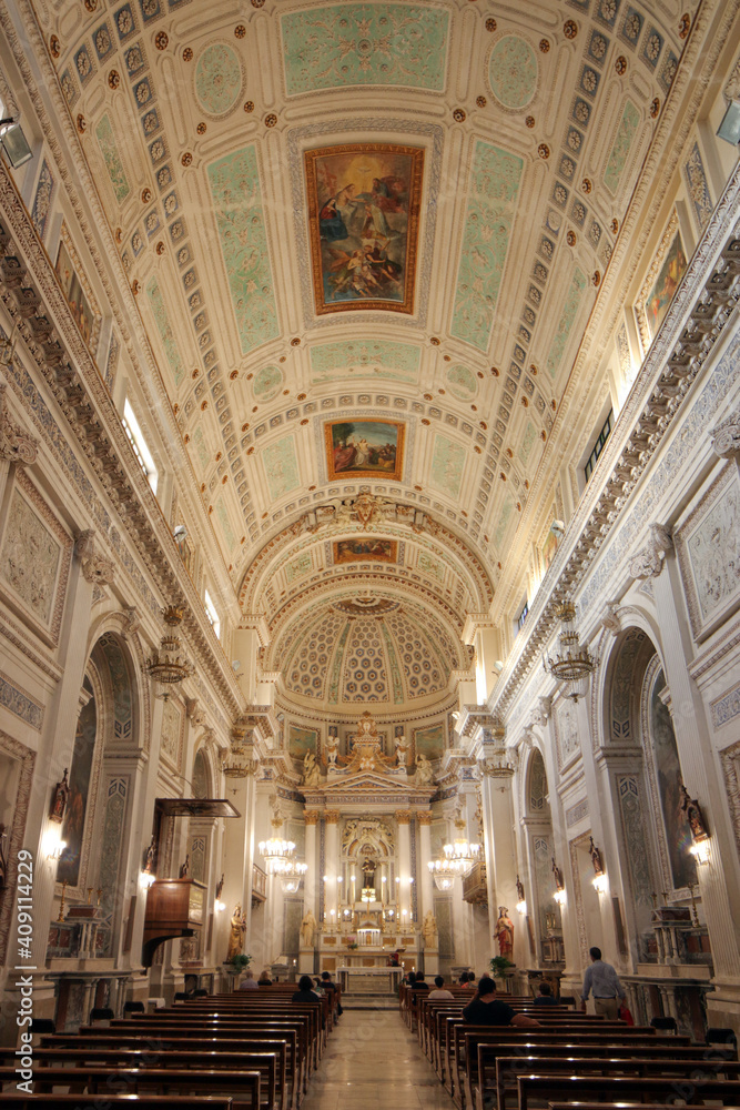 Interni di una chiesa italiana