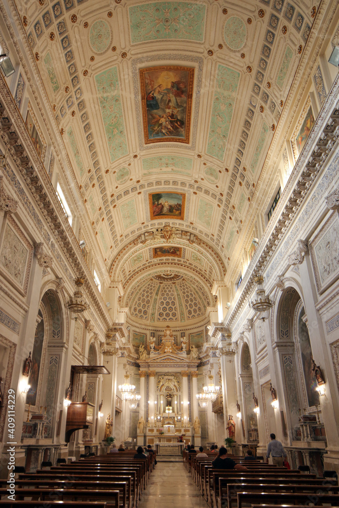 Interni di una chiesa italiana Interni di una chiesa italiana