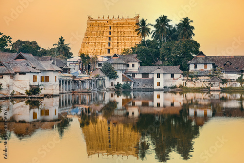 Cuadro en lienzo Sree Padmanabhaswamy temple at sunset, Thiruvananthapuram city, Kerala, India