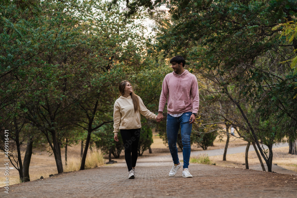 Obraz premium happy couple smiling while taking a walk