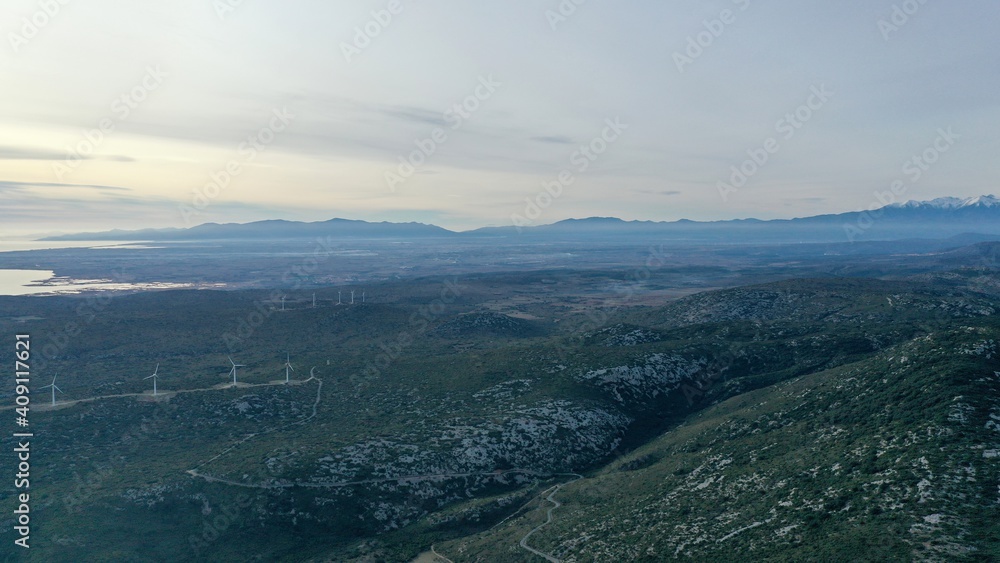 Obraz premium vue aérienne des Corbières et des Pyrénées avec le Canigou