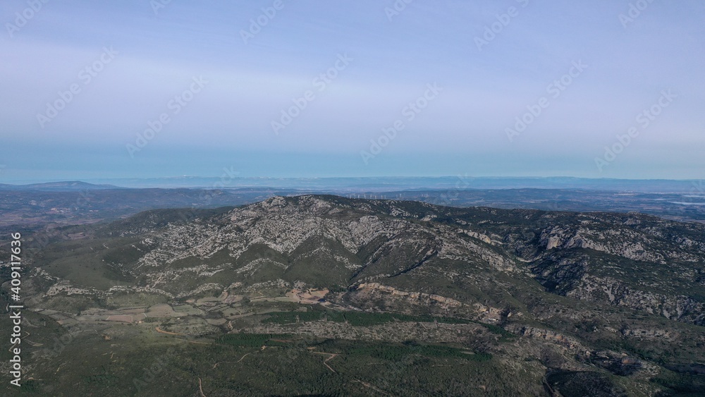 vue aérienne des Corbières et des Pyrénées avec le Canigou