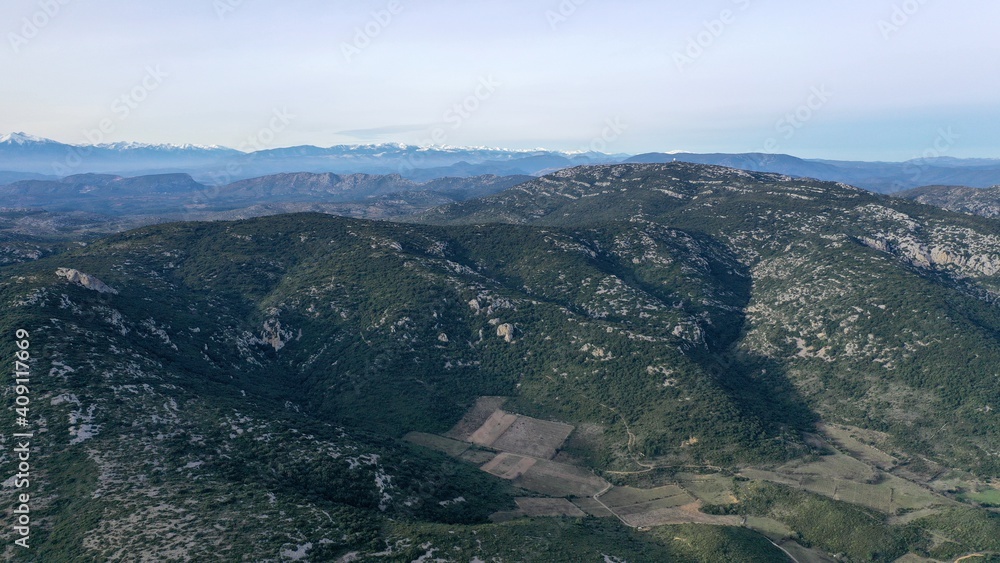 Obraz premium vue aérienne des Corbières et des Pyrénées avec le Canigou