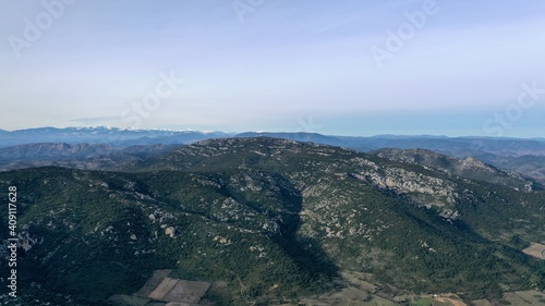 vue aérienne des Corbières et des Pyrénées avec le Canigou © Lotharingia
