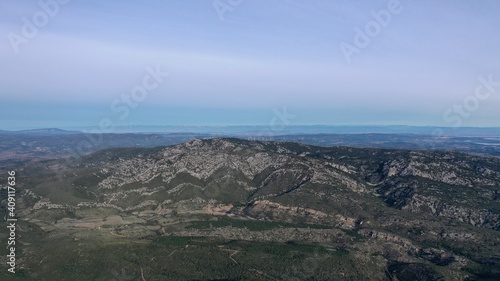 vue aérienne des Corbières et des Pyrénées avec le Canigou
