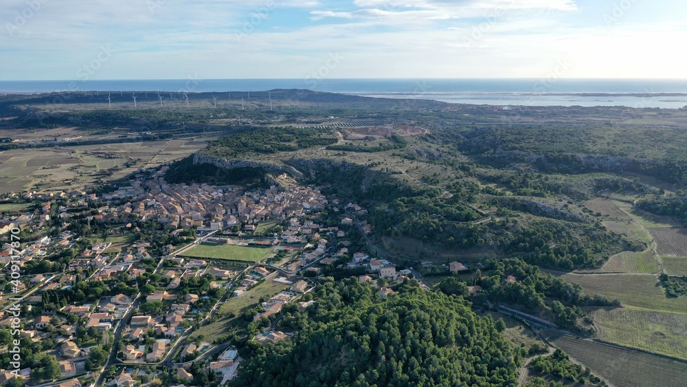 Fototapeta premium survol des vignes dans le sud de la France
