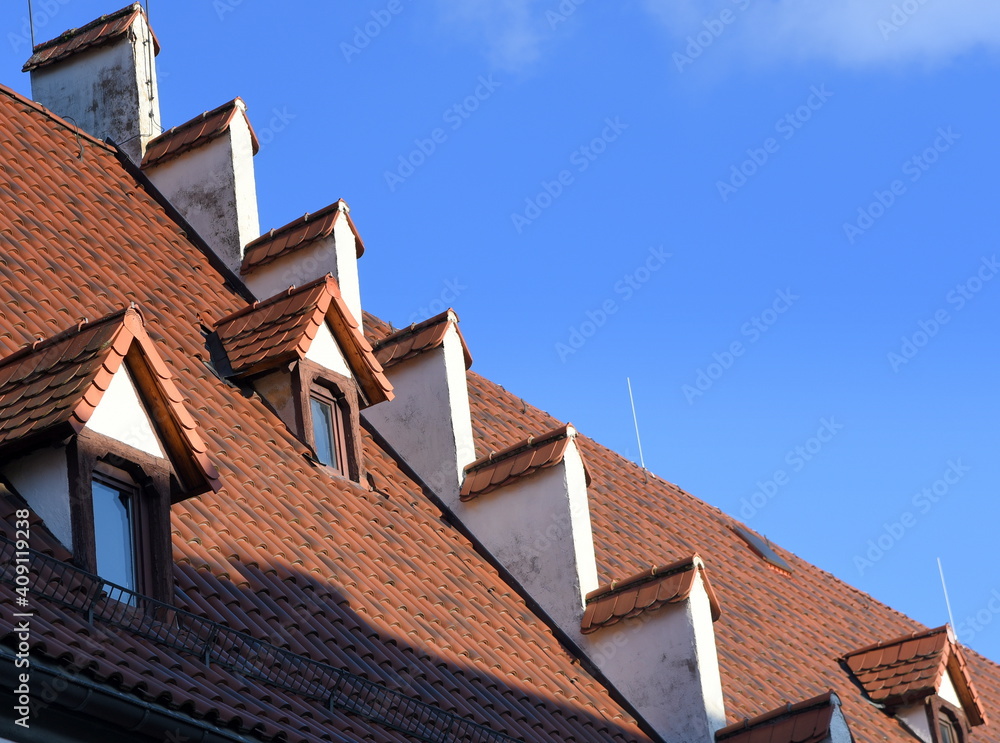 Rote Dachziegel und kleine Gauben des Marstalls vor strahlend  blauem Himmel