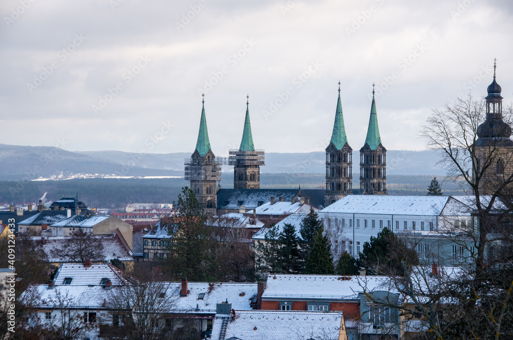 Obraz premium Skyline of world heritage city of Bamberg with the famous Cathedral in the foreground on a winter day