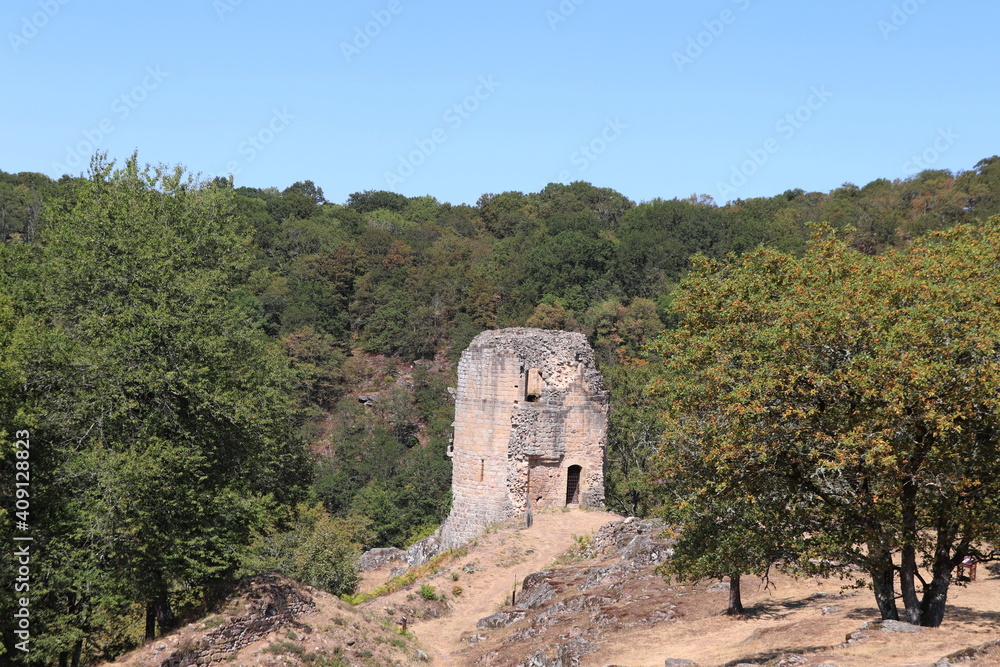 Nouvelle-Aquitaine - Limousin - Creuse - Ruines du chateau de Crozant - Tour Collin Nouvelle-Aquitaine - Limousin - Creuse - Ruines du chateau de Crozant - Tour Collin