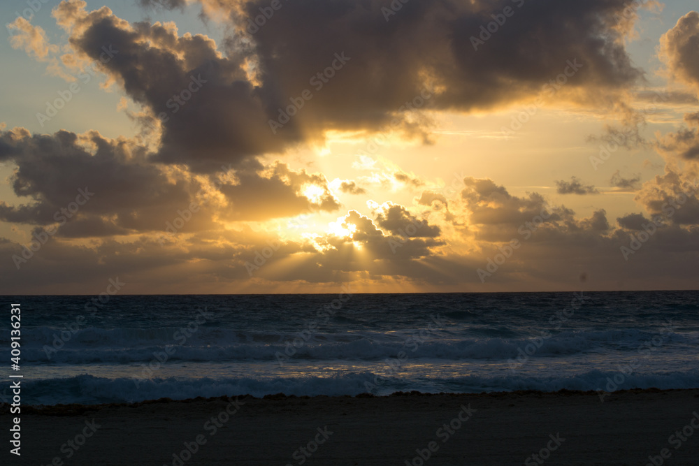 Fototapeta premium amanecer con nubes dramáticas