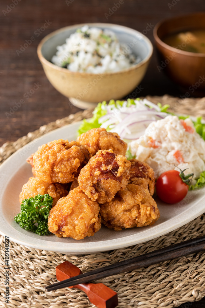 こんがりキツネ色の若鶏の唐揚げ こんがりキツネ色の若鶏の唐揚げ