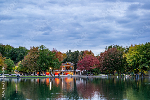 paisaje de otoño en el lago