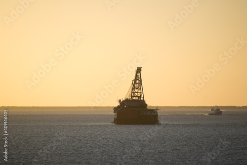 plataforma al atardecer