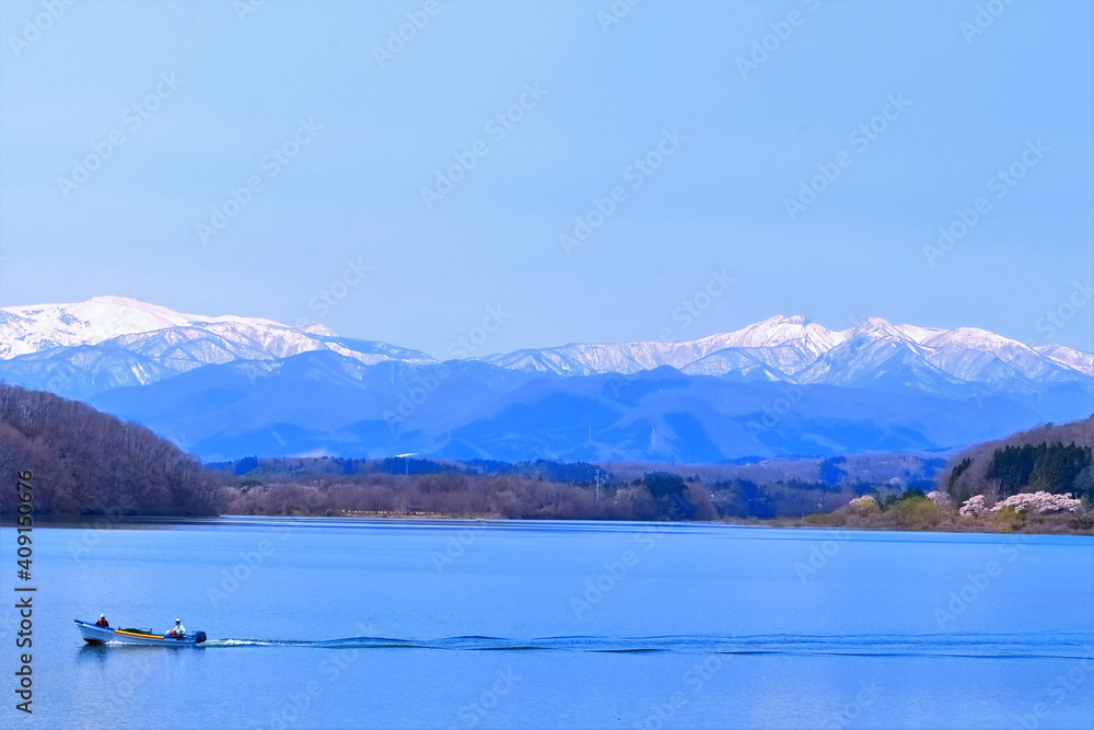 残雪の蔵王連峰と湖