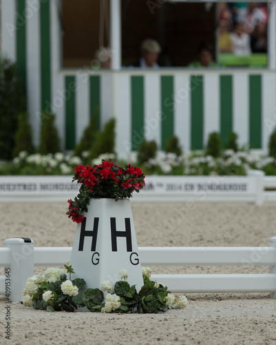 Fotografía dressage ring letter H competition ring for equestrian sport the letter h on whi