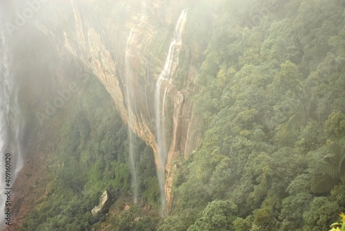 Photos nohkalikai waterfalls partially covered by the passing clouds, meghalaya