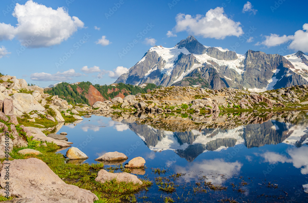 Obraz premium Majestic mountains in Bagley Lake Park, Mount Baker, Washington, USA.