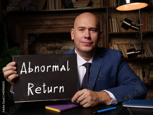 Konstfotografi Abnormal Return phrase on black notepad.