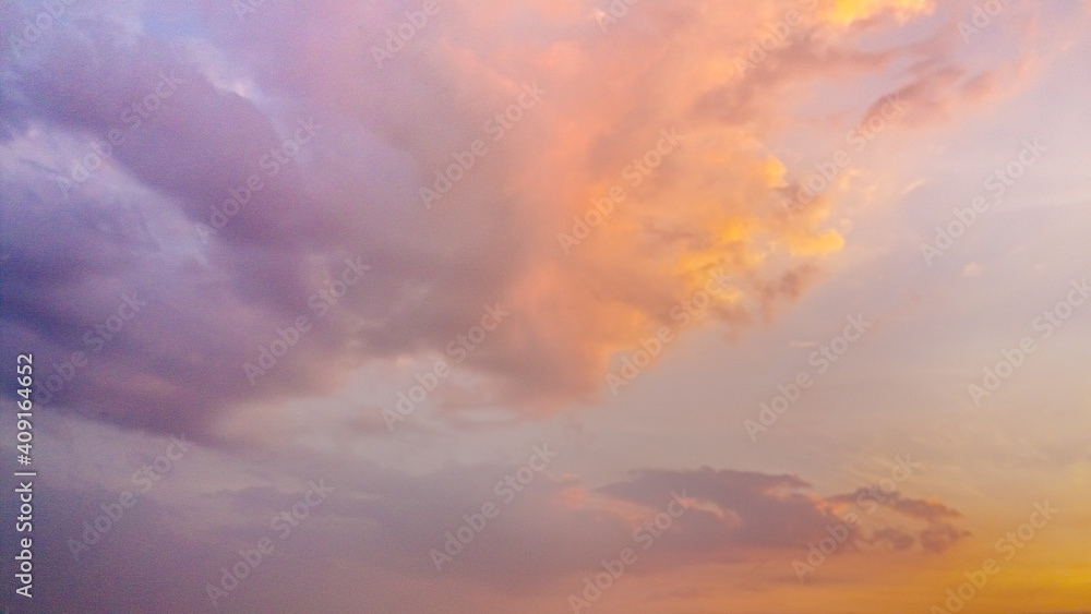Fototapeta premium The sunlight in the morning, the yellow sun shines against the clouds, the atmosphere is bright, the mood is joined with the nature.