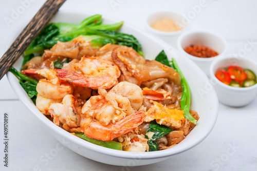 Stir-fried Noodles in Sweet Soy Sauce with Shrimp  ( Pad See-Ew )