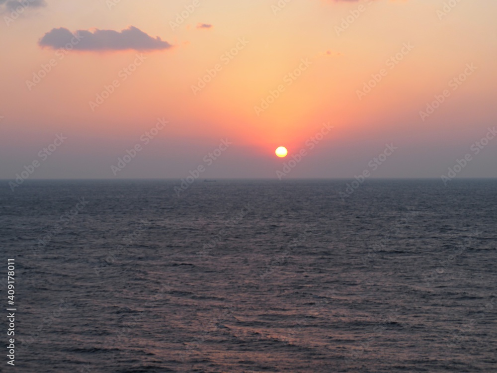 Obraz premium 水平線に沈む夕日