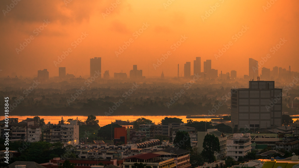 Obraz premium The high angle background of the city view with the secret light of the evening, blurring of night lights, showing the distribution of condominiums, dense homes in the capital community