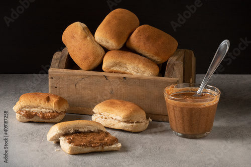 Pão com pasta de amendoim photo
