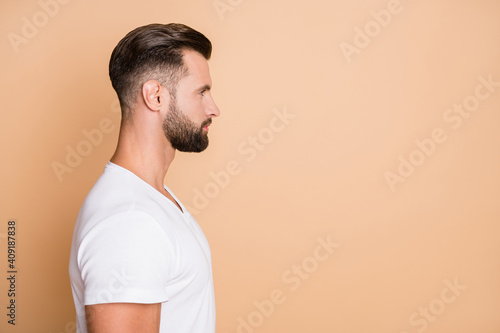 Φωτογραφία Profile side photo of young handsome confident man look empty space isolated ove