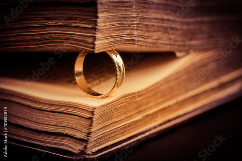Konstfotografi Golden ring between the pages of old book in vintage style