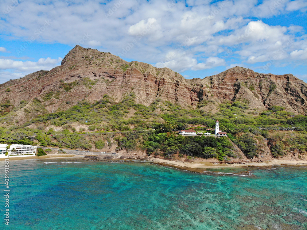 View Diamond Head Crater (leahi) and beach with lighthouse in Honolulu on Oahu, Hawaii