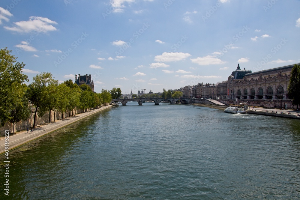 Fototapeta premium view of the river seine