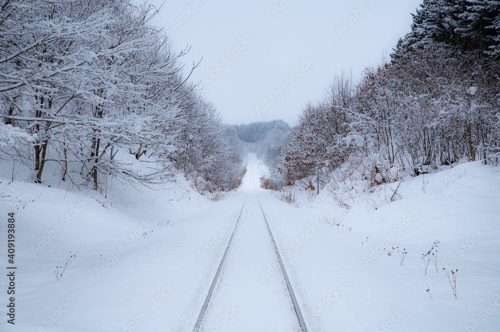 Obraz premium 冬美瑛雪霞の鉄道のある風景