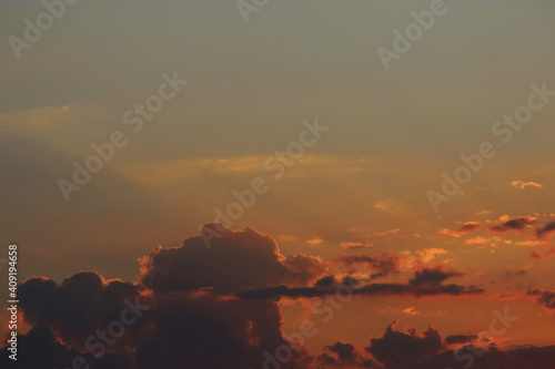 Coucher de soleil avec ciel rouge orangé et lumière se reflétant dans les nuages au dessus de la ville de Lyon