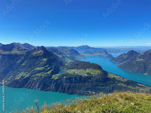 Panoramaaussicht vom Fronalpstock über die Seenlandschaft in der Innerschweiz.