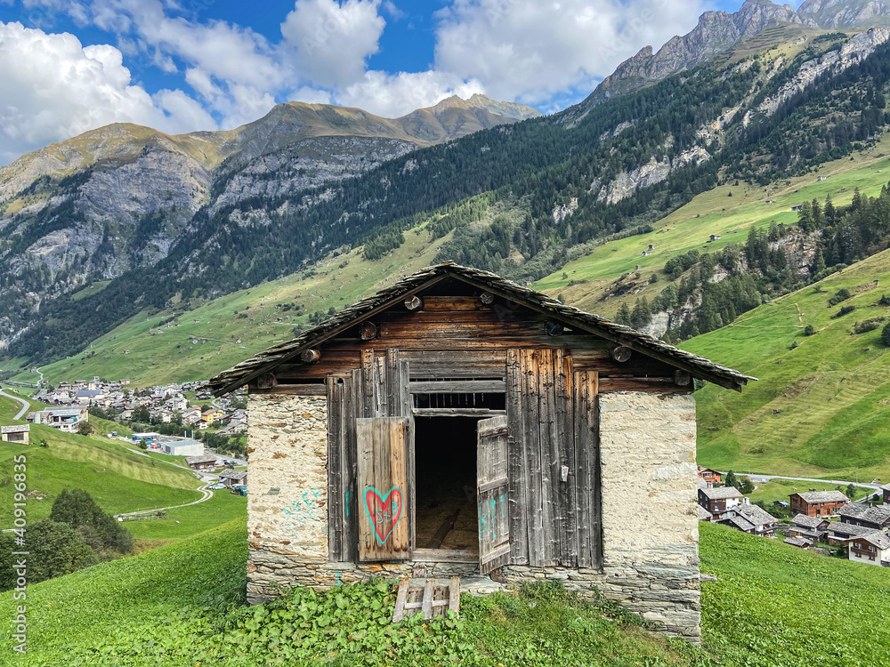 Stall mit Graffiti beim Wanderweg in Vals / Graubünden.
