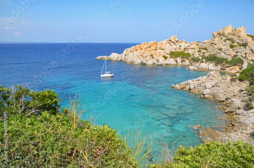 Yacht in der Bucht von Capo Testa auf Sardinien