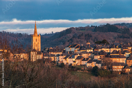 Donzenac (Corrèze, France) - Vue générale de la cité médiévale photo