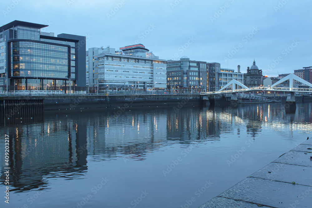 Glasgow; Clydeufer am Broomielaw zur Blauen Stunde