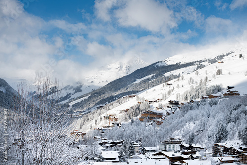 Saalbach-Hinterglemm Skigebiet mit Ort und Pisten photo